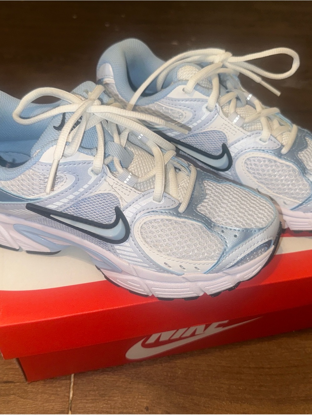 Nike Womens V5 RNR Sneakers